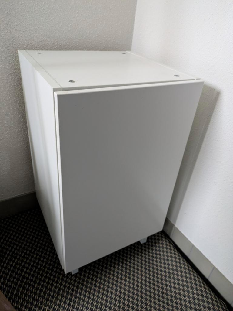 GRATIS hoogglans wit Ikea kastje 40 cm op pootjes