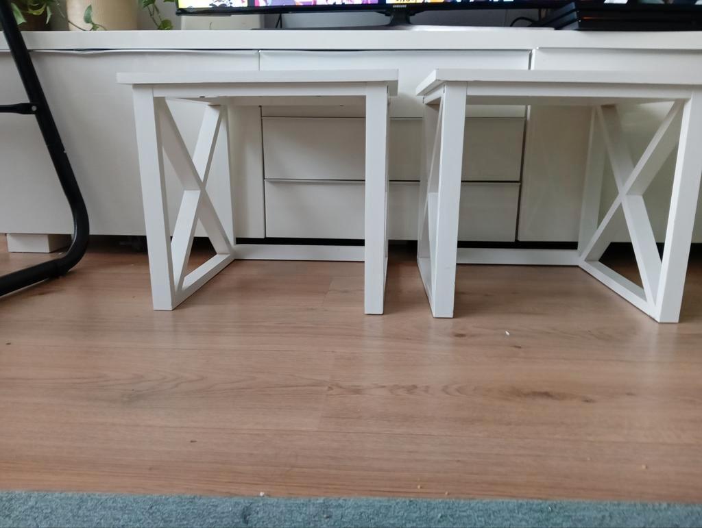 Twee witte bijzettafeltjes