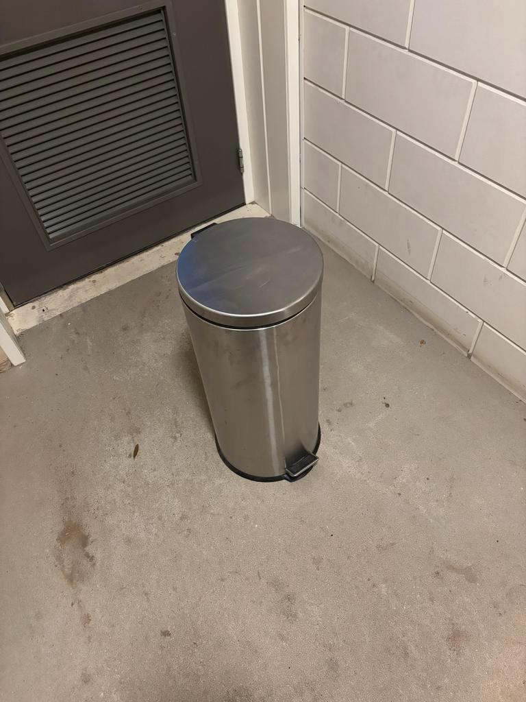 GRATIS Metalen prullenbak met pedaal