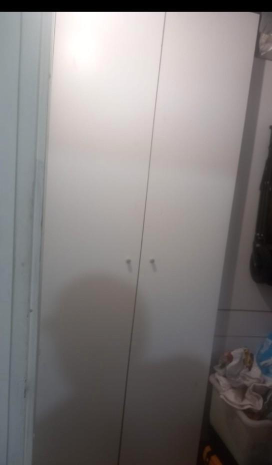 Witte kast met deuren en planken, bijna gratis €10