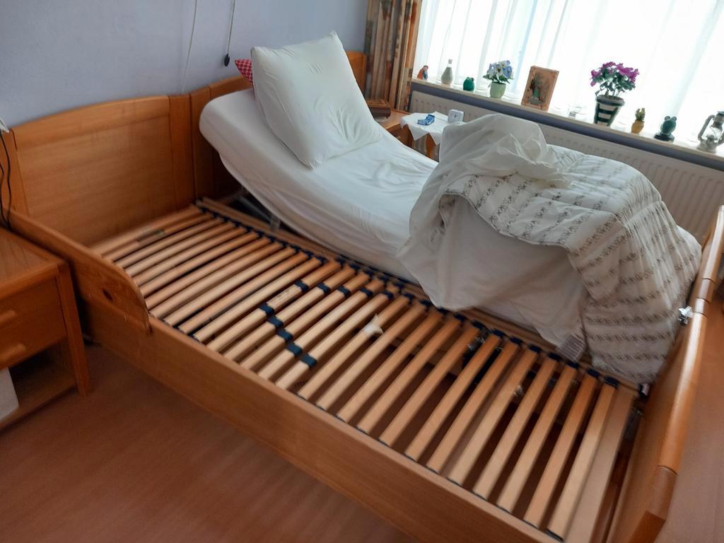 GRATIS Dubbel Seniorenbed, Nachtkastjes & Elektrische bodem