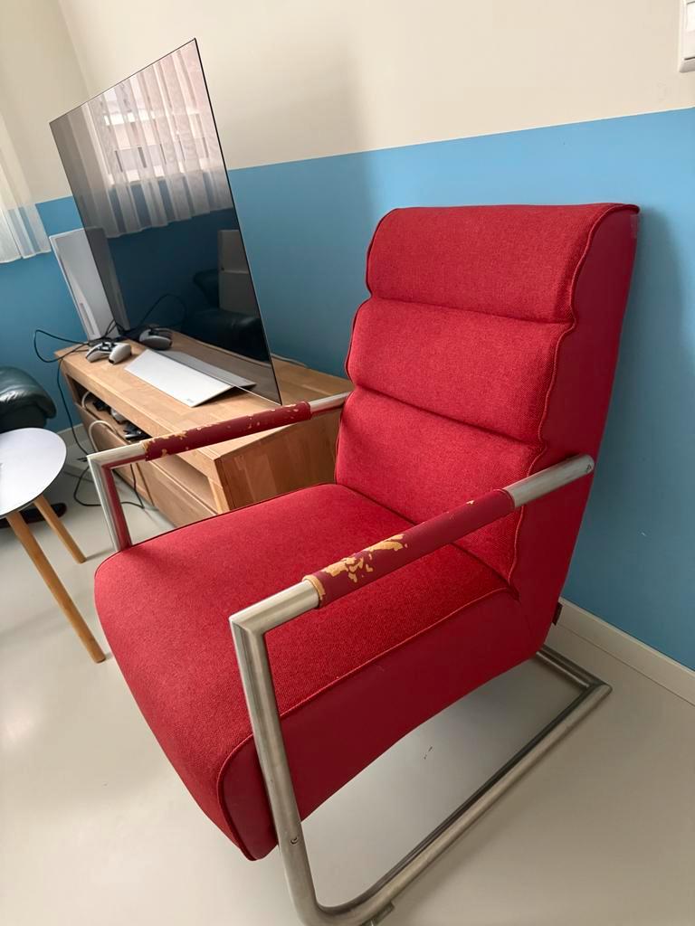 GRATIS Rode stoel met metalen frame