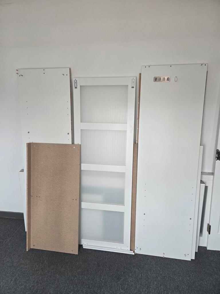 Witte kledingkast met schuifdeuren