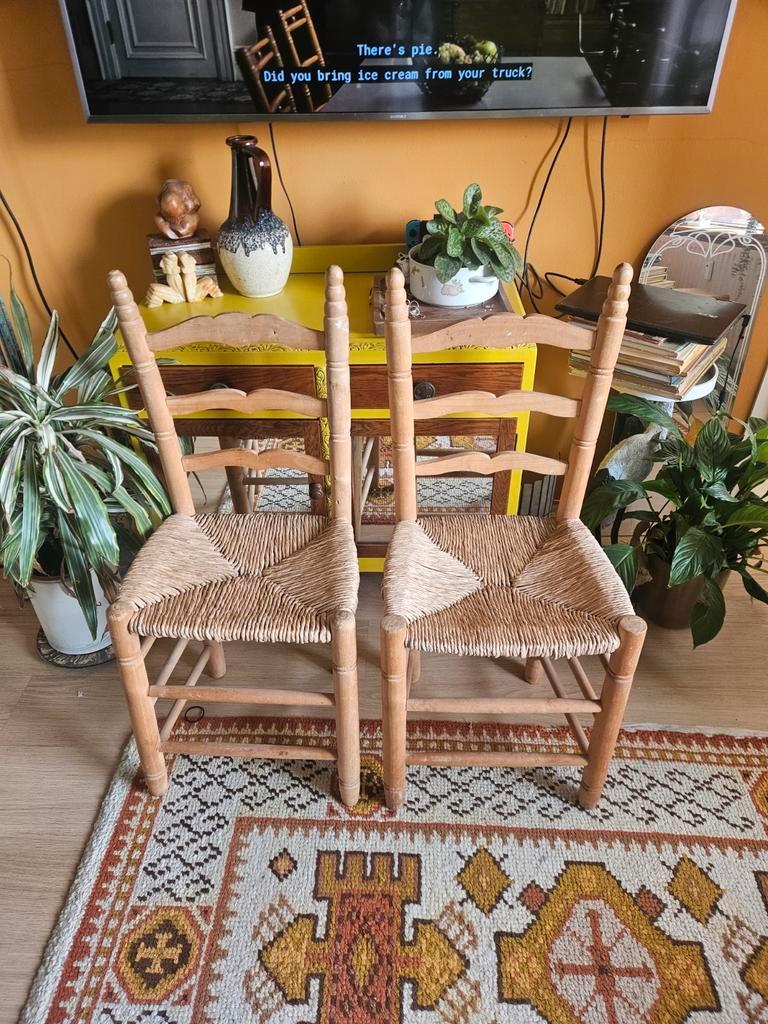 Twee rieten stoeltjes in goede staat