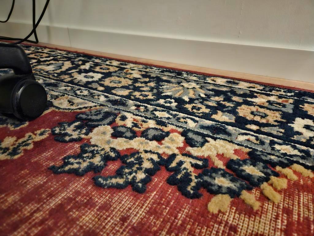 Versleten Perzisch tapijt / vloerkleed