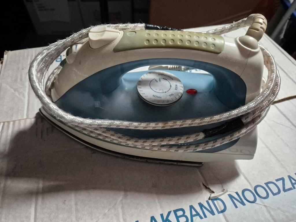 Strijkijzer met snoer - Gebruikt