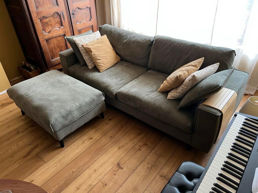 Ruime 2-zitsbank met groene kussens