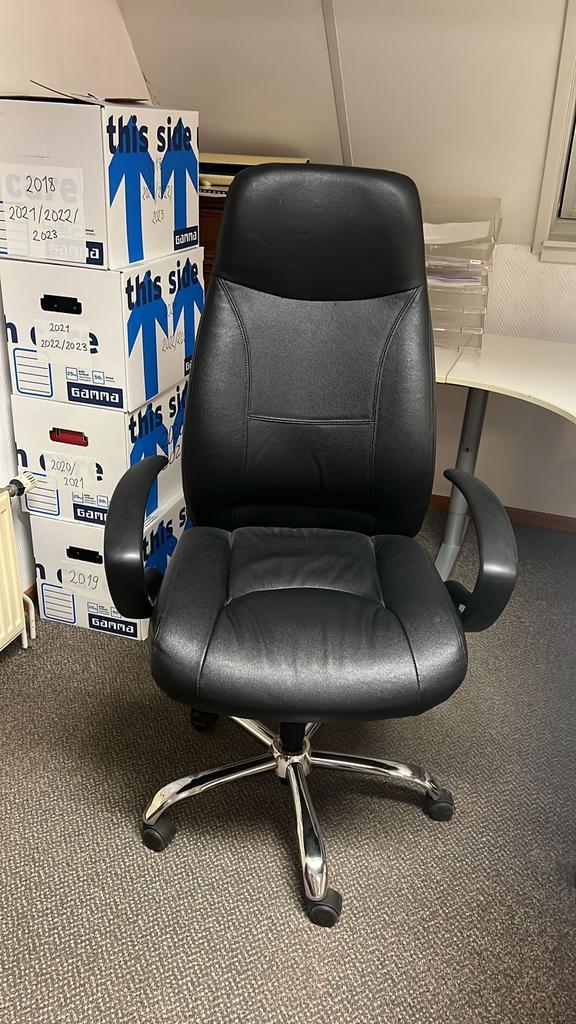 Kantoortafel met stoelen, kasten - Gratis af te halen!