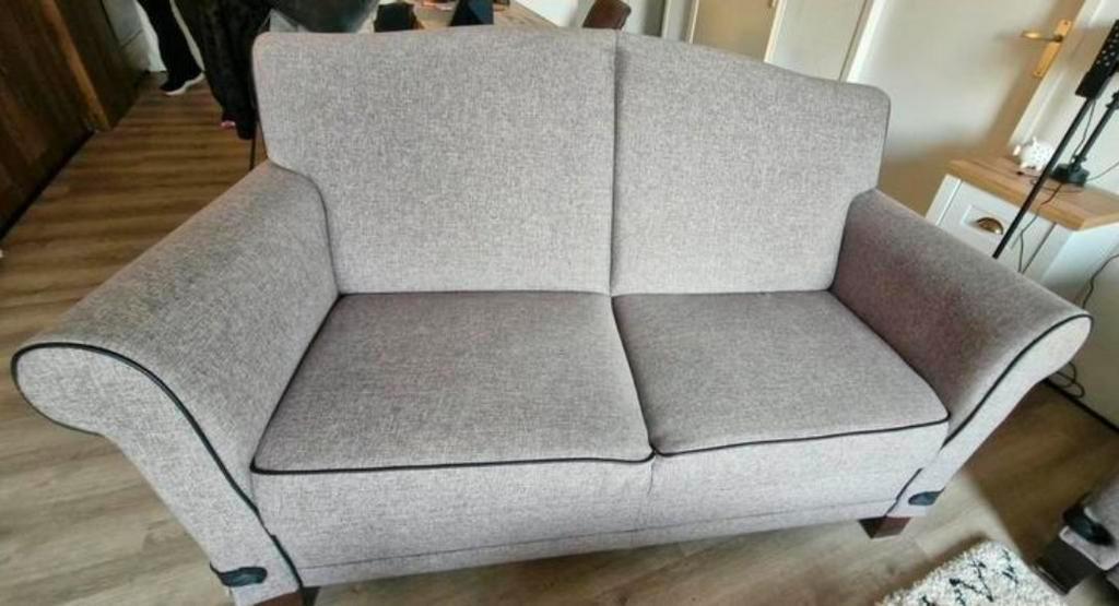 Twee comfortabele tweezits banken gratis