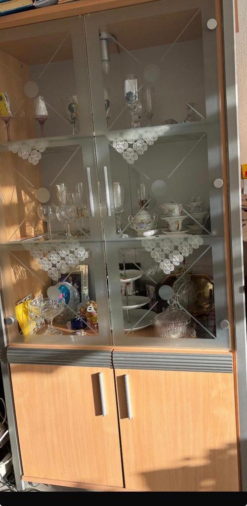 Vitrinekast met glazen deuren