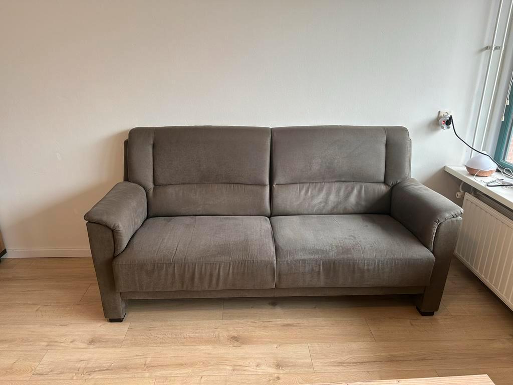 Grijze 2,5-zits bank gratis af te halen in Zoetermeer