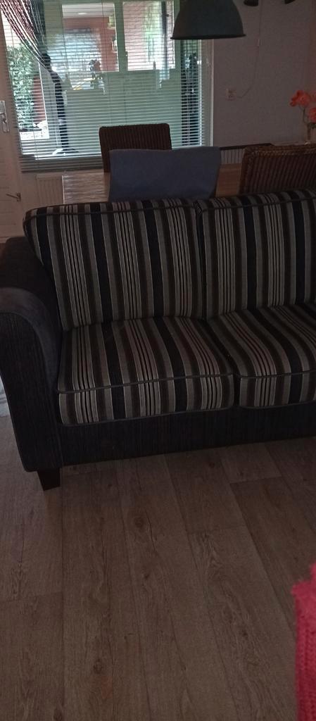 Ruime 2-zits bank met gestreepte bekleding