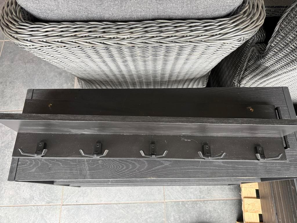 Zelfgemaakte Zwarte kapstok met schoenenrek op wielen