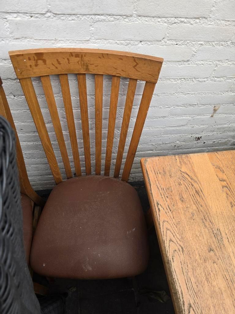 Houten tafel met 4 stoelen