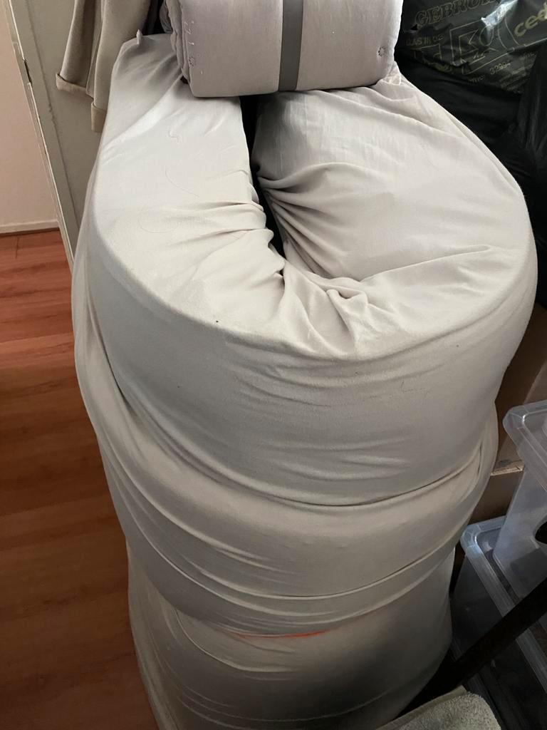 Gratis bed met hoofdeinde en matras