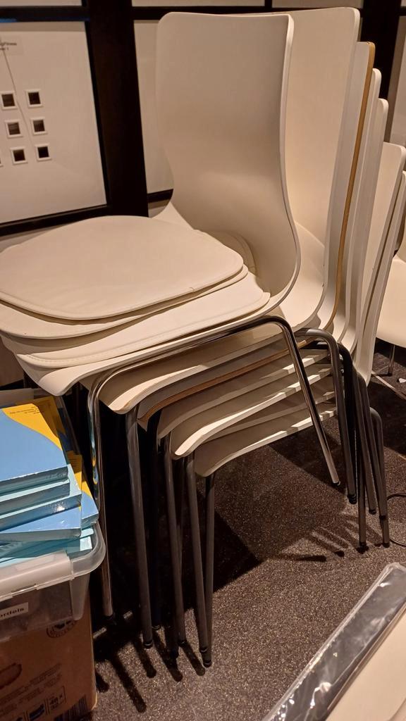 Gratis 8 Stuks Stoelen - Perfect voor Evenementen!