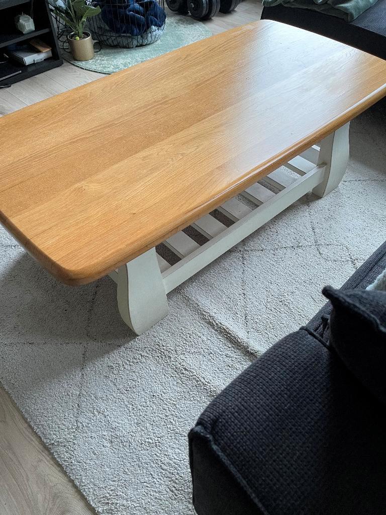 Gratis af te halen: Stevige houten salontafel