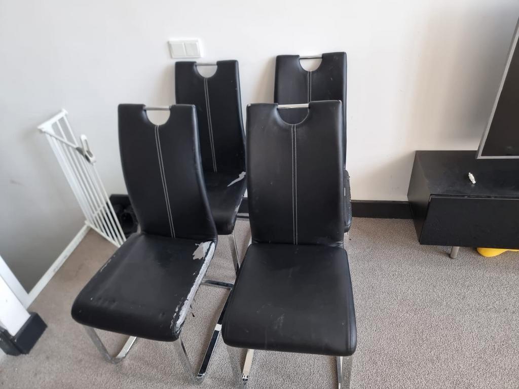 Dining chairs for gratis