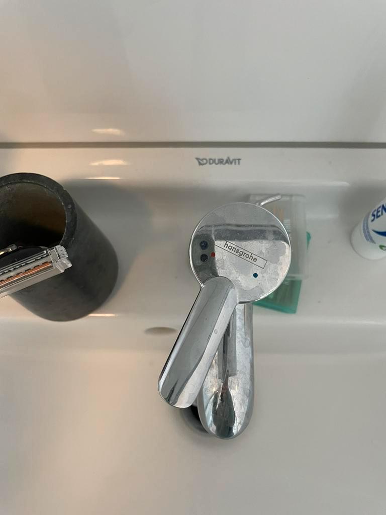 Spiegelkastje + wastafel + kraan