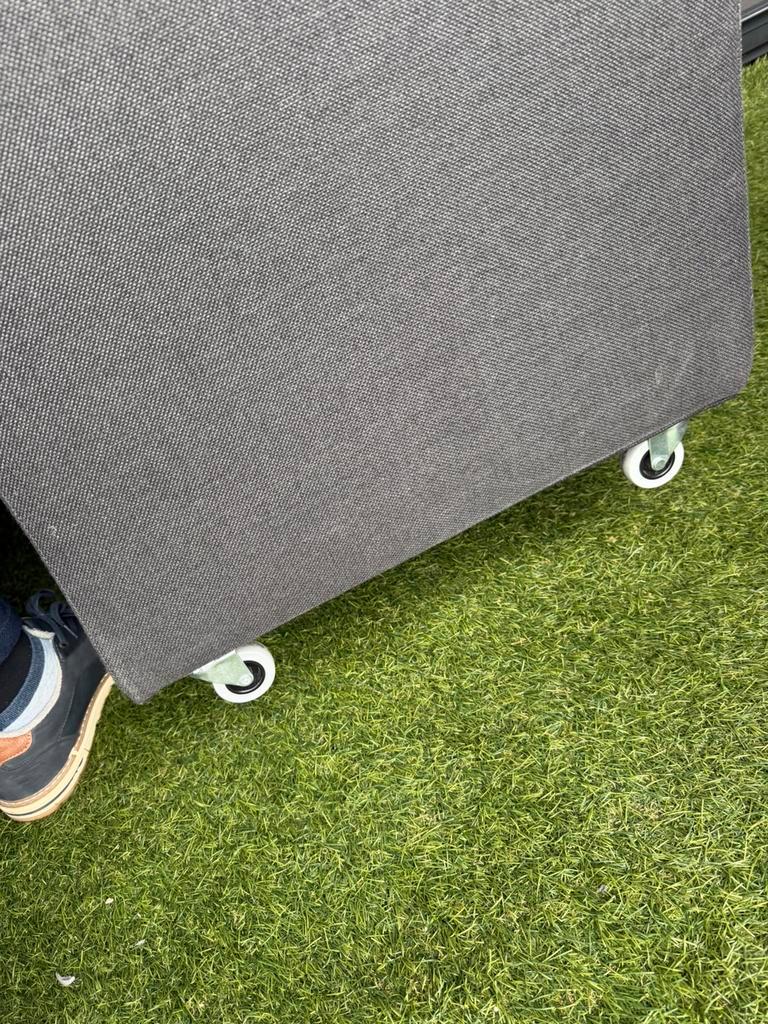 Tafel en zes stoelen