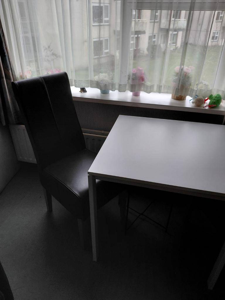 Witte tafel klein en twee stoelen