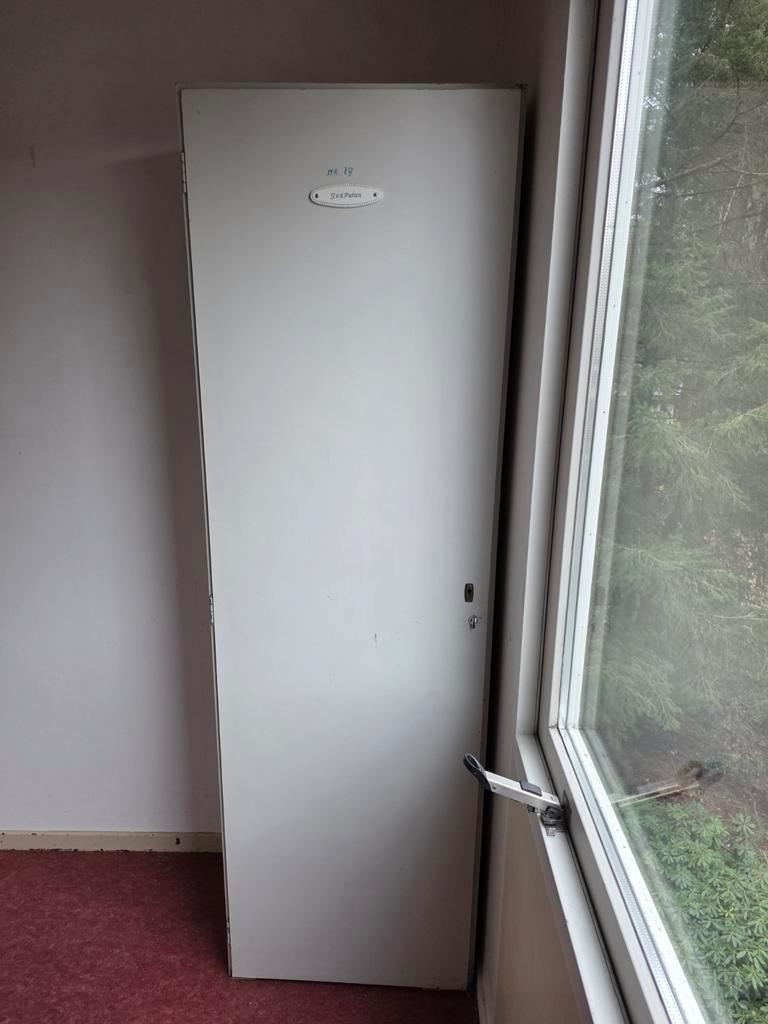 Witte kast met planken