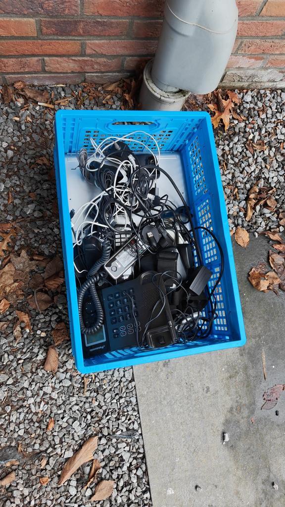 Doos vol electronica: laptop (zonder HDD), Xbox 360, telefoo