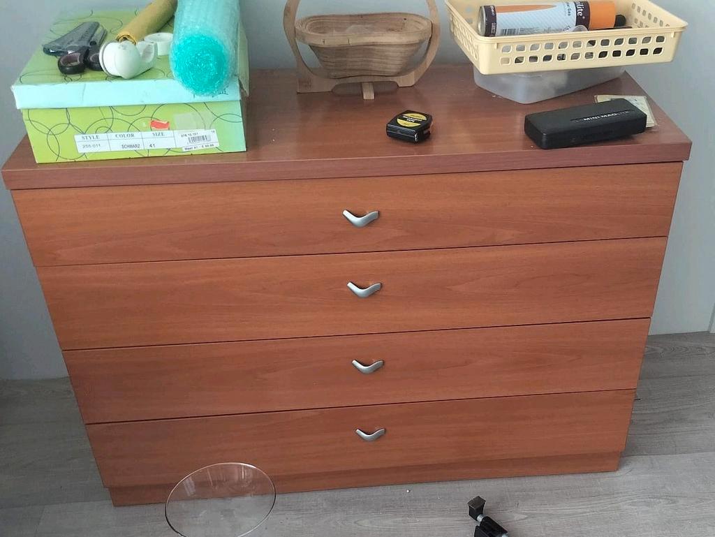 Wandmeubel. 220 breed maar bestaat uit losse kasten