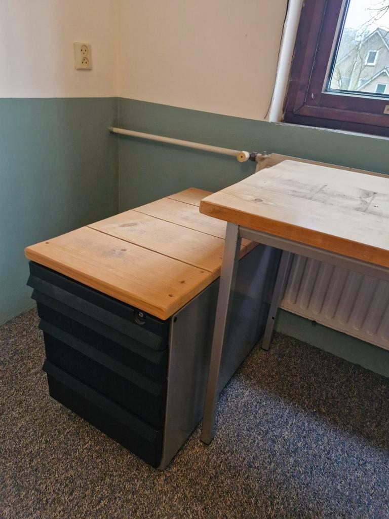 Industrieel bureau met ladeblok. Gratis af te halen.