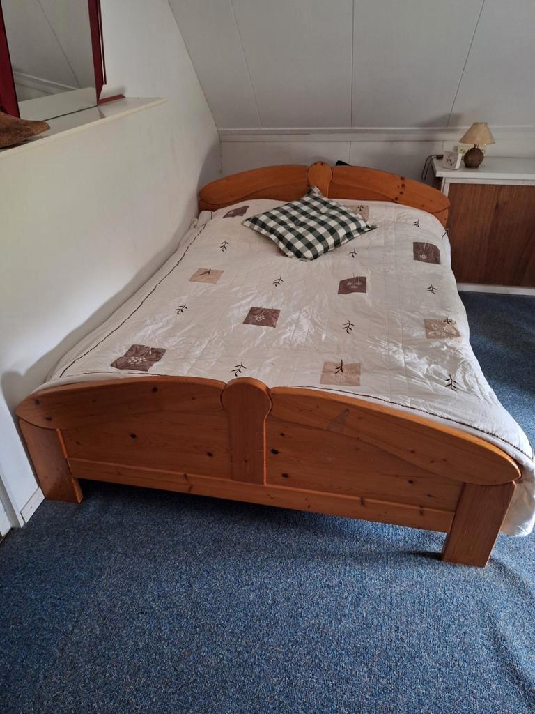 2 persoons grenenhouten bed