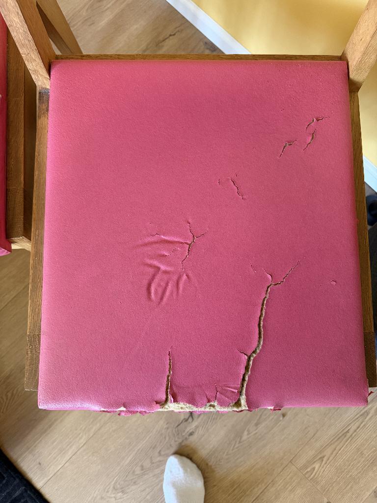 Twee Roze Scandinavische stoelen - gratis af te halen