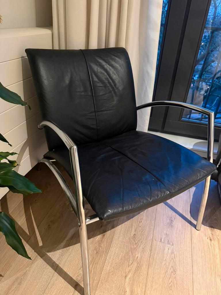 Zwarte leren lounge stoel