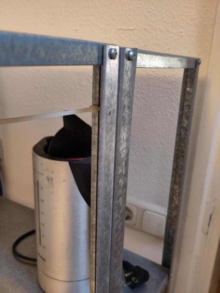 IJzeren stellingkasten gratis