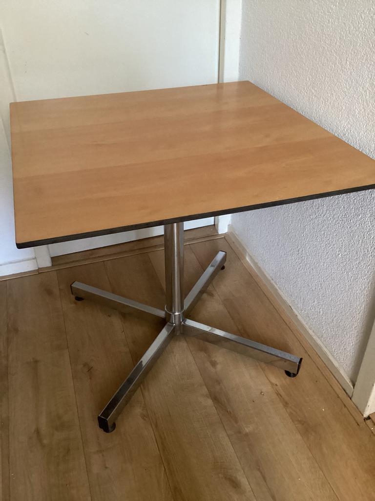 Gratis: Mooie tafel 80x80cm met metalen kruispoot.