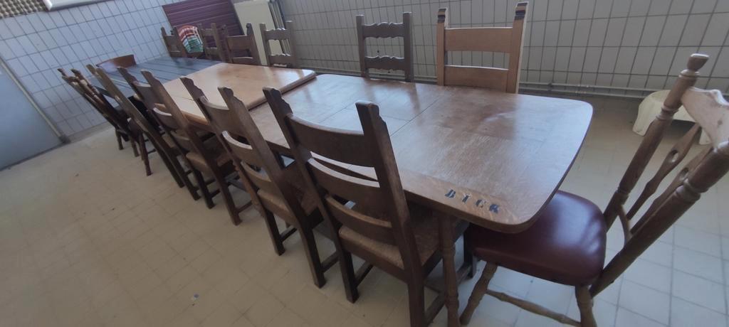 3 tafels + 14 stoelen. Massief hout degelijk en netjes