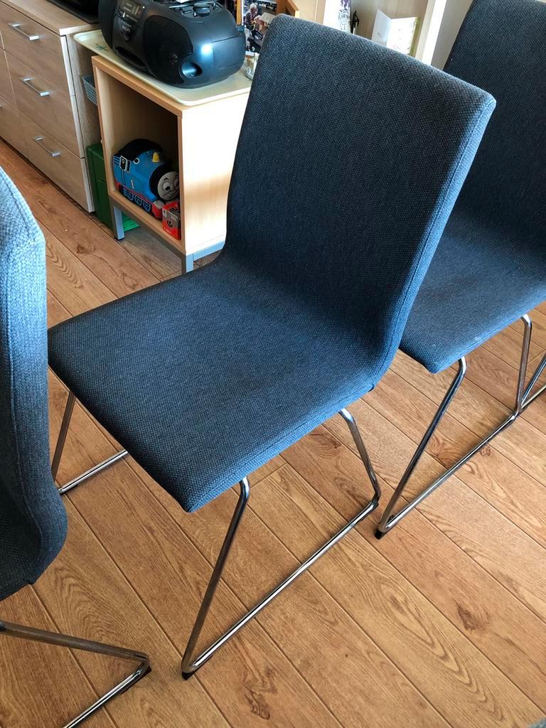 GRATIS ! Zeer nette grijze stoffen eetkamer stoelen.