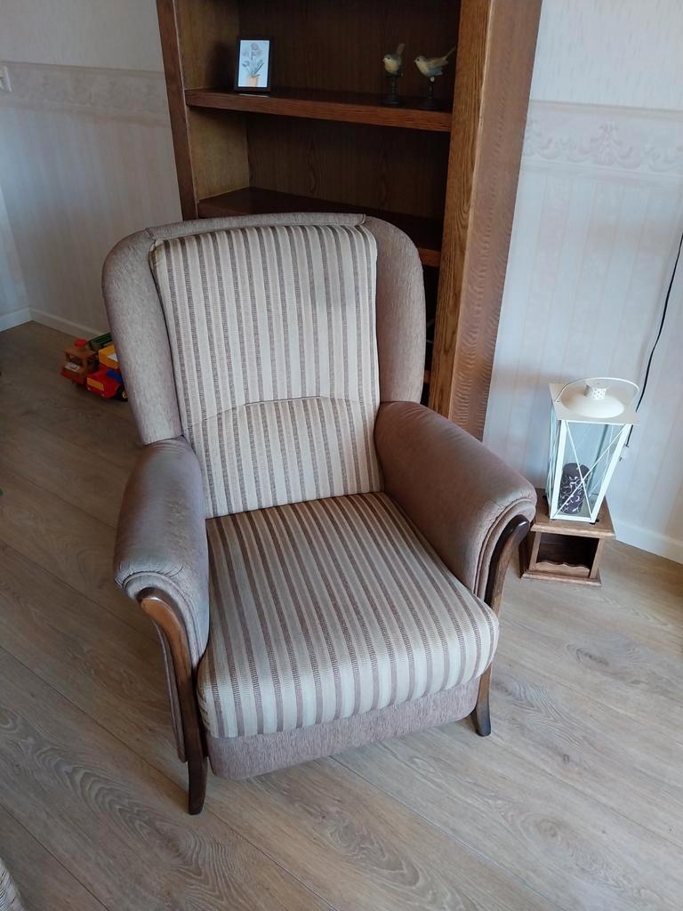 Gratis bankstel met goed zitcomfort in goede staat.